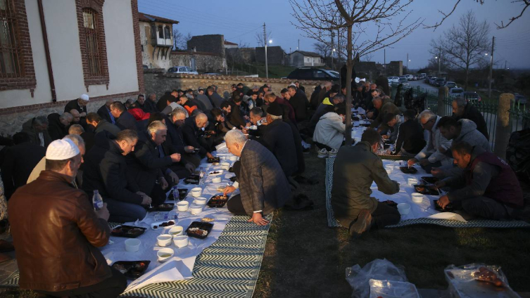 Batı Trakya Türkleri toplu iftar geleneğini yaşatmaya devam ediyor